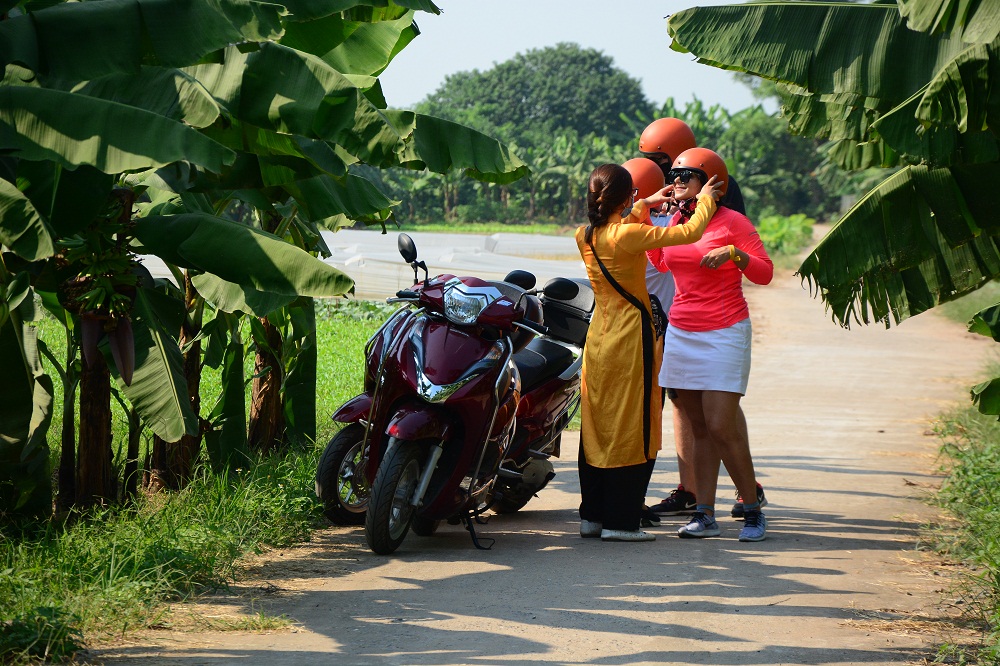 Hanoi Motorbike Tours- Lady/ female Motorcycle Tours in Hanoi half day